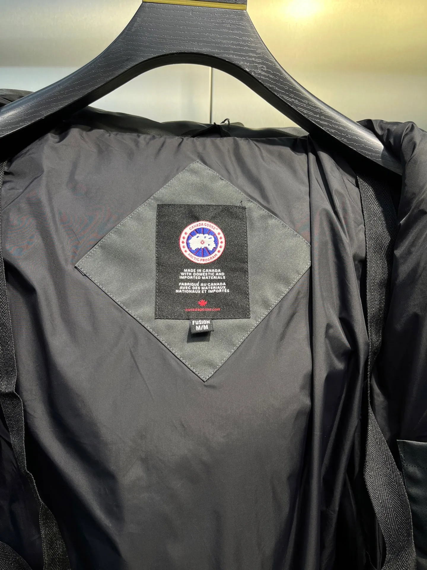 P860 graphite gray) CANADA GOOSE parka 22 styles ➖ Genuine synchronous anti-counterfeiting chip sensor! ➖ Imported 21-count polyester-cotton blended original fabric [last year’s 16-count/18-count hard fabrics have been completely eliminated, this year all use 21-count genuine synchronous fabrics, the soft mid-strap feels delicate and textured], genuine synchronous Feather-Light 10D waterproof coating fabric, made of 84.5 polyester fiber and 15.5 cotton, 100% the best feel in the entire network! ➖ The genuine official website is synchronized with the national standard 80 white duck down, you can check the official website customer service, there will never be a series of misleading claims such as 90 down or goose down! ➖ Using the best nylon lining with double double-layer sealing design, velvet-proof No. 7 needle + grid-filled down ready-made garments, there is 100% no so-called velvet running! ➖ The cuffs are designed with thickened seamless threads, and the collar and pockets are lined with top-quality polar fleece to keep you warm and comfortable! ➖ Yoshida YKK provides original custom-made electroplated sliders. YKK two-way lockable zippers are tight and smooth and will not peel off paint! ➖ 3M composite guarantees that the Velcro is the same as the original, durable, and all accessories and hardware are custom-made! ➖ Imported BEHRINGER embroidery machine to customize the 10,000-needle embroidery logo, 98% of which can be reproduced to restore the original logo. You can check and compare on the official website! ➖ The fur collars are all made of large pieces of Western Canadian blue wolf hide, ensuring that each fur collar is 13-15cm wide! size：xs-xl